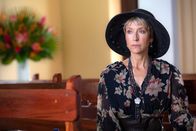 Death in Paradise – Im Laufe der Untersuchung rückt Grace Verdinikov (Lia Williams) - die Frau des Getöteten - immer mehr in den Fokus der Ermittler. Denn ein dunkles Geheimnis macht sie verdächtig.