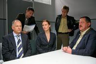 Die Rosenheim-Cops – Hansen (Igor Jeftic, 2.v.l.), Hofer (Joseph Hannesschläger, r.) und Mohr (Max Müller, 2.v.r.) vermuten, dass das Ehepaar Meissner (Jutta Fastian, m.; Frank Röth, l.) hinter dem Verbrechen steckt.
