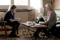 Sanfter Mann sucht Frau – Annettes Mutter Nicole (Claude Perron, re.) unterstützt ihre Tochter (Alice Taglioni, li.) bei ihrem Vorhaben, zu Bauer Paul aufs Land zu ziehen.