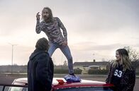 Gösta – Tomas (Mattias Silvell, stehend), Gösta (Vilhelm Blomgren) und Saga (Clara Drake) feiern ausgelassen.
