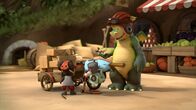 Drache Digby – Fertig! Digby hat Arnis Fahrrad mit einem Motor versehen. Mit dem motorgetriebenen Superfahrrad soll Arni ganz schnell all die Pakete ausliefern können.