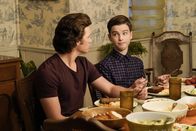 Young Sheldon – Georgie Cooper (Montana Jordan, l.); Sheldon Cooper (Iain Armitage, r.)