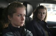 Tatort – Die Kommissarinnen Leonie Winkler (Cornelia Gröschel) und Karin Gorniak (Karin Hanczewski, r.) warten auf die abgeschlossene Untersuchung - Sarah Monet hatte keine leichte Kindheit, war aber nie aggressiv