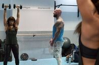 Beruf Stuntwoman – Nach verschiedenen Verletzungen, die sich Petra im Laufe ihrer Karriere zugezogen hat, sucht sie nach Möglichkeiten, ihren Körper bei der Ausübung ihres Berufes besser zu schützen.