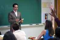 Monk – Als eine Lehrerin von einer Schule stürzt, sieht zunächst alles nach Selbstmord aus. Mr. Monk (Tony Shaloub, l.) glaubt jedoch nicht daran und lässt sich als Aushilfslehrer einstellen, um den Fall aufzuklären.