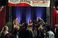 Gilmore Girls – (v.li.) John Cabrera (Brian Fuller), Keiko Agena (Lane Kim), Todd Lowe (Zack Van Gerbig), Sebastian Bach (Gil).