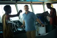 Captain Phillips (ARTE) – Mit finsteren Blicken und geübter Härte stürmen die somalischen Piraten Muse (Barkhad Abdi, l.) und Najee (Faysal Ahmed, r.) das Steuerhaus eines riesigen Frachters und bedrohen den Kapitän Richard Phillips (Tom Hanks, M.).