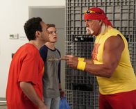The Goldbergs – v.li.: Barry Goldberg (Troy Gentile), Adam Goldberg (Sean Giambrone), Hulk Hogan (Hulk Hogan)