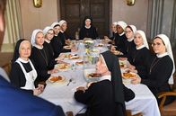 Um Himmels Willen – v.r.) und Schwester Felicitas (Karin Gregorek, M.VG) sind gerade beim Essen mit den potenziellen Novizinnen (Komparsinnen), als sich Besuch anmeldet.