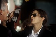Miss Undercover – Von Kindesbeinen an setzt Gracie Hart (Sandra Bullock, r.) lieber auf schlagkräftige Argumente als auf weibliche Reize. Eine Politik, die sie auch als FBI-Agentin strikt verfolgt. Bis sie eines Tages gezwungen wird, undercover zu arbeiten ...