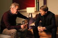 Weingut Wader – Der raffinierte Bruno (Jürgen Heinrich, li.) möchte seinen Neffen Matthias (Max von Pufendorf) zum Verkauf überreden.