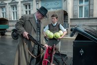 Babylon Berlin – (v.li.) Peter Kurth (Bruno Wolter), Ivo Pietzcker (Moritz Rath).