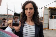 Der Alte – Mit einem Foto der ermordeten Jenny Körber versucht Annabell Lorenz (Stephanie Stumph) herauszubekommen, wer sie kannte und zuletzt gesehen hat.