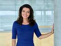 Umschau – Moderatorin Ana Plasencia im neu gestalteten UMSCHAU-Studio.