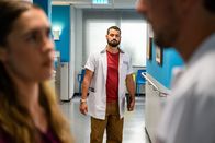 Bettys Diagnose – Von links: Elisabeth "Betty" Hertz (Henrike Hahn), Dr. Tarik Şahin (Nicolas Fethi Türksever), Dr. Julius Walden (Constantin Lücke)