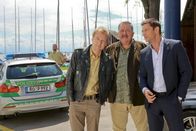 Die Rosenheim-Cops – Auf einer Segelyacht wird eine Leiche gefunden. Die Kommissare (Joseph Hannesschläger, m.; Igor Jeftic, r.) und Mohr (Max Müller, l.) ermitteln, wer Edmund Westfal erschlagen hat.