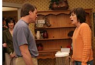Malcolm mittendrin – Sind entsetzt von dem was Chad angestellt hat: Hal (Bryan Cranston, l.) Lois (Jane Kaczmarek, r.) ...