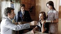 Blutsverwandte – Kommissar Carella (Donald Sutherland, l.), Mrs. Lowery (Stéphane Audran, 2.v.r.), Patricia Lowery (Aude Landry, r.)