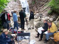 Die 4 Elemente – Drehvorbereitung in der Schleifmühl-Schlucht bei Unterammergau: Prof. Harald Lesch (2. von rechts) mit dem Aufnahmeleiter Andreas Jörs (rechts).