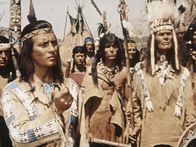 Winnetou 3 – Winnetou (Pierre Brice, l.)