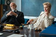 Die Saat - Tödliche Macht – Judith Berkow (Ulrike Willenbacher) und Sam Perlington (Matthias Schullan) hören sich das Angebot an.