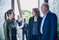 Tatort – Vorne, l-r: Meret Schande (Christina Scherrer), Bibi Fellner (Adele Neuhauser), Moritz Eisner (Harald Krassnitzer).