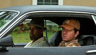 Montagskino im ZDF: 2 Guns – Der DEA-Agent Bobby Trench (Denzel Washington, l.) und U.S. Naval Intelligence Officer Stigman (Mark Wahlberg, r.) sind als Undercover-Agenten auf ein mexikanisches Drogenkartell angesetzt – doch keiner weiß vom Auftrag des anderen.