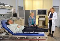 Rote Rosen – ARD ROTE ROSEN FOLGE 1606 Uhr im ERSTEN. Britta (Jelena Mitschke, r.) bespricht mit Sönke (Bo Hansen, l.) und Jule (Kim-Sarah Brandts, M.) die Ursachen und Heilungschancen für Sönkes Hörsturz.