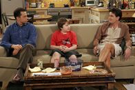 Two and a Half Men – Ein Gespräch unter Männern: Charlie (Charlie Sheen, r.), Jake (Angus T. Jones, M.) und Alan (Jon Cryer, l.) ...