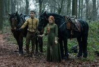 Becoming Elizabeth – Guildford Dudley (Jacob Avery, l.) und Elizabeth Tudor (Alicia von Rittberg, r.).