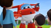 Super Wings – Jett überreicht Yun sein bestelltes Paket.