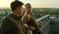 Freier Fall – Kay (Max Riemelt, 2.v.l.) hat nicht nur eine Affäre mit Marc (Hanno Koffler, l.) begonnen, er hofft auch, dass dieser sich für ihn entscheidet.