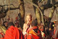 Die weiße Massai – Trotz ihrer weißen Hautfarbe und ihrer Herkunft, fühlt sich Carola (Nina Hoss) vom Volk ihres kenianischen Ehemannes sofort akzeptiert und aufgenommen.