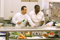 Monk – (v.li.) Tony Shalhoub (Adrian Monk), Adewale Akinnuoye-Agbaje (Samuel Waingaya).