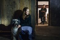 Matula: Der Schatten des Berges – Nora Wiesner (Marlene Morreis) versteckt sich vor Peter Otting (Martin Feifel) im Stall. Muss sie tatsächlich um ihr Leben fürchten?