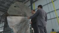 Mayday - Alarm im Cockpit – REENACTMENT - Die Ermittler (gespielt von Paul Braunstein und Henry Kwok) finden mikroskopisch kleine Risse im Druckschott des JAL-Fluges 123, die darauf hindeuten, dass es langsam und im Laufe der Zeit versagte, bis es 1985 auf katastrophale Weise brach und 520 Menschen an Bord tötete. (Cineflix 2022)