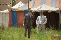 American Horror Story – Nachdem die grausame Mordserie in der Kleinstadt weitergeht, statten die Ermittler Colquitt (P.J. Marshall, l.) und Foster (James DuMont, r.) den Mitgliedern der Freak Show einen Besuch ab. Werden sie etwas finden?