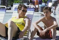Malcolm mittendrin – Malcolm (Frankie Muniz, re.) erzählt seinem Vater Hal (Bryan Cranston), dass er nichts für den Wasserpark übrig hat.