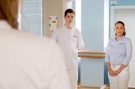 In aller Freundschaft – Arzu Ritter (Arzu Bazman, re.) hat Cosmo Wolf (Max Bär, mi.) erwischt, als er das Geld aus einem Portemonnaie einer Patientin in der Hand hat. Miriam Schneider (Christina Petersen, li.) ist ziemlich verwundert, dass Arzu ihrem Pflegesohn gleich Diebstahl unterstellt. Doch dann verplappert sich Cosmo.
