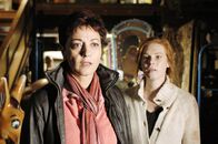 Doppelter Einsatz – Sabrina (Despina Pajanou, li.) und Anna (Henny Reents) irren auf der Flucht durch die Gänge des Erotiktheaters.