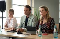 In aller Freundschaft – Dr. Ina Schulte (Isabell Gerschke, li.), Gesundheitsdezernent Martin Stein (Bernhard Bettermann) und Sarah Marquardt (Alexa Maria Surholt) müssen sich nach den schrecklichen Ereignissen in der Sachsenklinik den Fragen der Presse stellen.