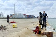 Free Flow – v.r.) arbeitet als Taucher im Hafen von Calais: Er ist Iraner und kam vor etwa zehn Jahren mit nur zehn Euro in der Tasche nach Frankreich.