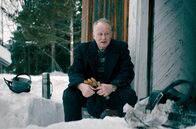 Pferde stehlen – Witwer Trond (Stellan Skarsgård) hat sich in die Einsamkeit der norwegischen Wälder zurückgezogen, doch seine Gedanken und Erinnerungen kommen nicht zur Ruhe.