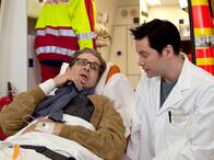 In aller Freundschaft – Norbert Rosteck (Rolf Zacher, links) wird mit Schmerzen in die Sachsenklinik eingeliefert. Vor Dr. Philipp Brentano (Thomas Koch) spielt er seine Schmerzen herunter.