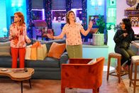 Call Me Kat – (v.l.n.r.) Sheila (Swoosie Kurtz); Kat (Mayim Bialik); Randi (Kyla Pratt)