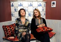 Rote Rosen – ARD ROTE ROSEN FOLGE 1919 Uhr im ERSTEN. Jana (Jenny Jürgens, r-) freut sich mit Merle (Anja Franke, l.) als diese zugibt, sich Hals über Kopf in Justus verliebt zu haben.