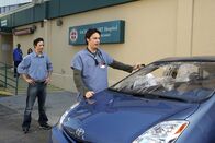 Scrubs - Die Anfänger – Weil sich J.D. (Zach Braff, r.) darüber ärgert, dass sein Bruder Dan (Thomas Cavanagh, l.) im Gegensatz zu ihm sein Leben in Griff bekommen hat, zerstört er das neue Auto ...