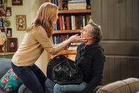 Mom – Bonnie (Allison Janney, l.); Adam (William Fichtner, r.)