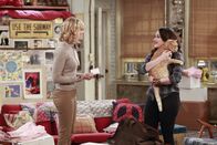 2 Broke Girls – Während sich Max (Kat Dennings, r.) über die Rückkehr der Katze freut, findet Caroline (Beth Behrs, l.) vor allem Gefallen an dem Retter
