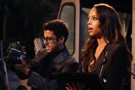 Ghosted – Noch ahnen Barry (Adeel Akhtar, l.) und Annie (Amber Stevens West, r.) nicht, dass ein Nicht-Fall schon bald weitaus größere Kreise ziehen könnte - dank ihrer Kollegen Max und Leroy ...